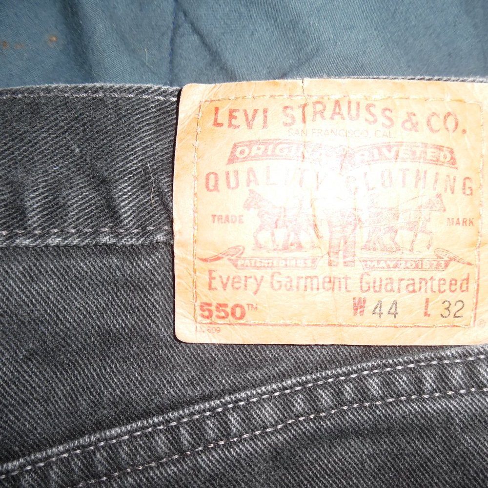 LEVI'S 550 RELAXED FIT JEANS. BLACK. 44X32. MENS.